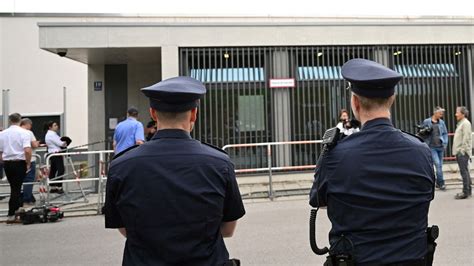 Ilustračná fotografia muža, ktorý dostáva darček a usmieva sa