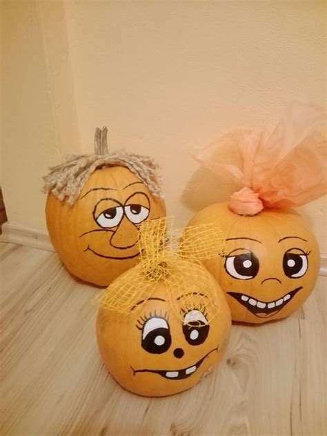 kolekcia ručne vyrobených halloweenskych dekorácií: maľované tekvice, papierové netopiere a svietiace strašidlá