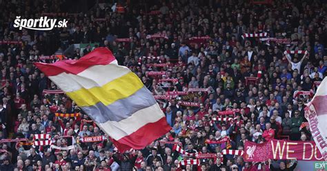 foto: športovci si podávajú ruky pred zápasom - symbol fair play