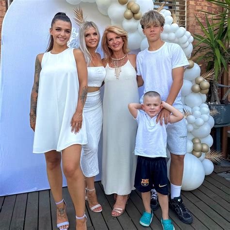 Ilustrácia zobrazujúca rôzne generácie žien (matka, stará matka, prastará matka)