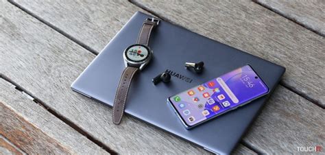 Koláž moderných technologických gadgetov (inteligentné hodinky, tablet, slúchadlá)