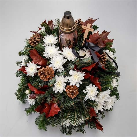 Umelý smútočný veniec s kvetmi a skleneným kahancom