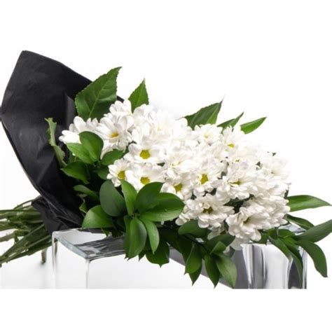 Smútočná kytica z umelých kvetov v jemných farbách