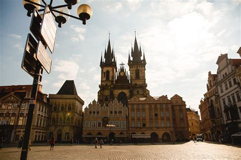 panoramatická fotografia vianočnej Prahy s vysvieteným Pražským hradom a vianočnými trhmi na Staromestskom námestí
