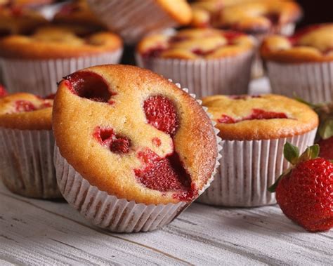 Rozmanitá ponuka farebných muffin v papierových košíčkoch.