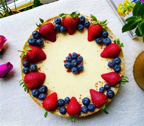 Ukážka nepečeného tvarohového cheesecake s ovocím.
