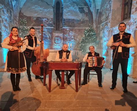 klavirista hrajúci na svadobnej oslave