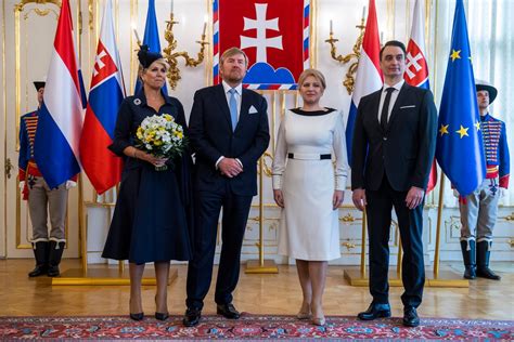 ilustrácia svadobného páru a hostí v rôznych typoch oblečenia podľa prostredia