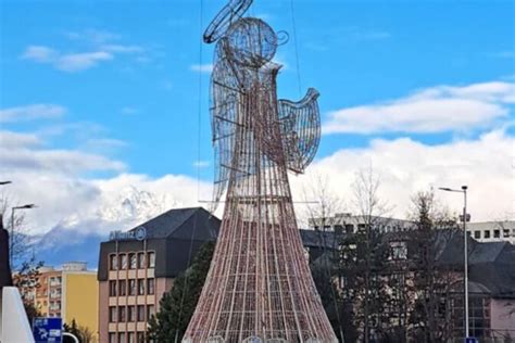 Detail svetelného vianočného anjela v Poprade, odetého v červenom s harfou a LED svetlami