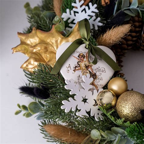 Vianočný stôl s dekoráciami v odtieňoch červenej, zlatej a zelenej