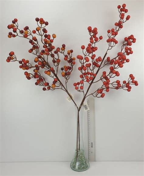 Detail aranžmánu s imelom a vetvičkami s oranžovo-červenými bobuľami