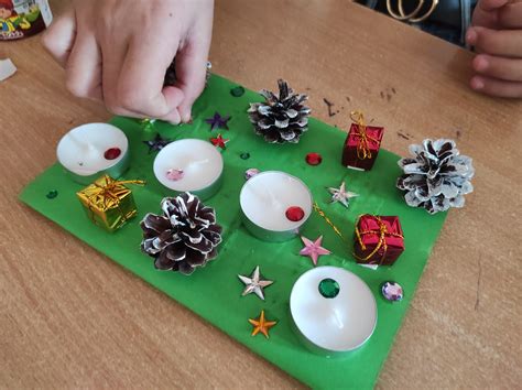 koláž netradičných adventných vencov (z gúľ, šišiek, pohárov)