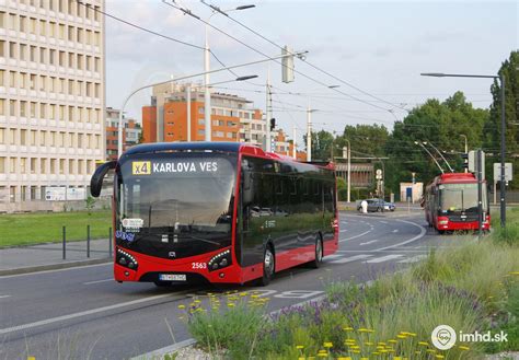 ilustračné foto bežcov v Karlovej Vsi počas vianočného behu