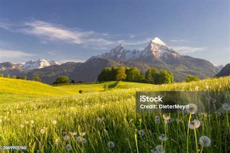 Idylická krajina s reštauráciou Dolina