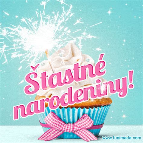 Tematické foto: Šťastné rodiny oslavujúce narodeniny s pestrými dekoráciami Funny Shop