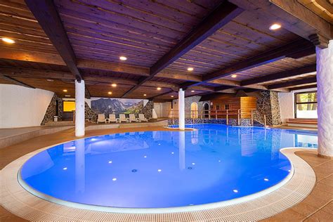 Tematické foto: moderné wellness centrum so saunami a bazénom