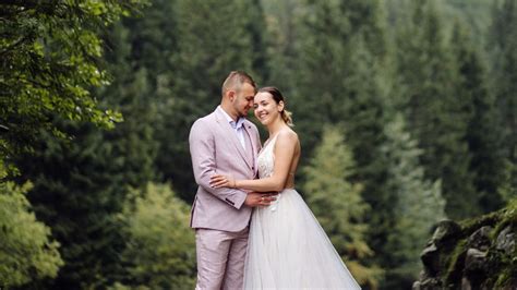 Svadobná ulička s roztrúsenými lupienkami a kvetinovou družičkou