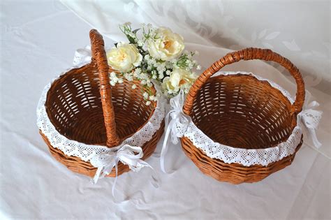 Detail saténového svadobného košíka na lupene s mašľami