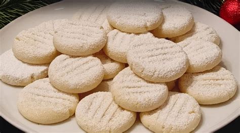 Tradičné španielske koláčiky Polvorón posypané práškovým cukrom