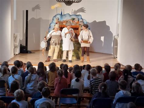 Ilustrácia anjelov spievajúcich nad Betlehemom