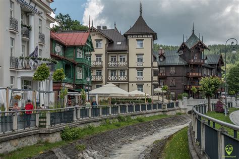 Tematická fotografia: Kúpeľná kolonáda v Krynica-Zdrój s ľuďmi ochutnávajúcimi minerálne vody