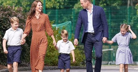 Fotografia kráľovskej rodiny prichádzajúcej do Sandringhamu, prípadne kráľovnej nastupujúcej do vlaku