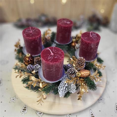 Adventný veniec vyrobený z dreveného boxu naplneného čečinou a vianočnými ozdobami