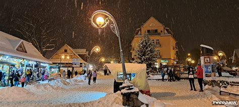 Rušná vianočne vyzdobená ulica Krupówki s množstvom stánkov a turistov