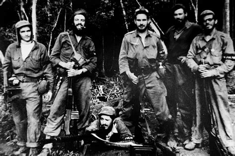 Archívna snímka: Raúl Castro objíma Ernesta „Che“ Guevaru v horskej pevnosti Sierra de Cristal v júni 1958.