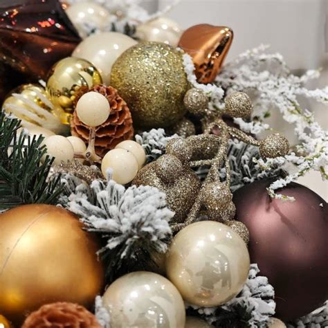 fotografia: hotový adventný veniec na stole s vianočnými ozdobami