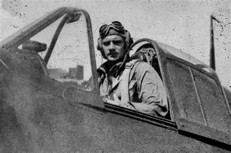 Historická schéma bojového lietadla z druhej svetovej vojny a portrét veterána pilota