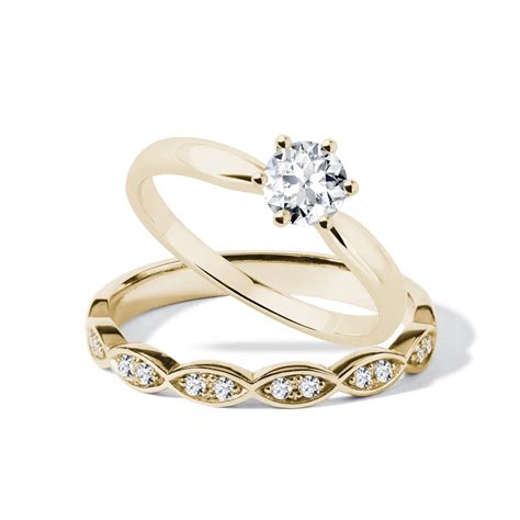 detailný záber na snubný prsteň s tromi diamantmi na ruke Meghan Markle