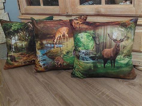 Elegantná papierová pozvánka s poľovníckym motívom, položená na drevenom stole vedľa poľovníckeho klobúka