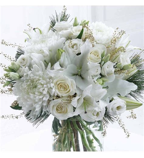 Svadobná kytica z bielych kál v rukách nevesty, inšpirácia pre minimalistickú eleganciu