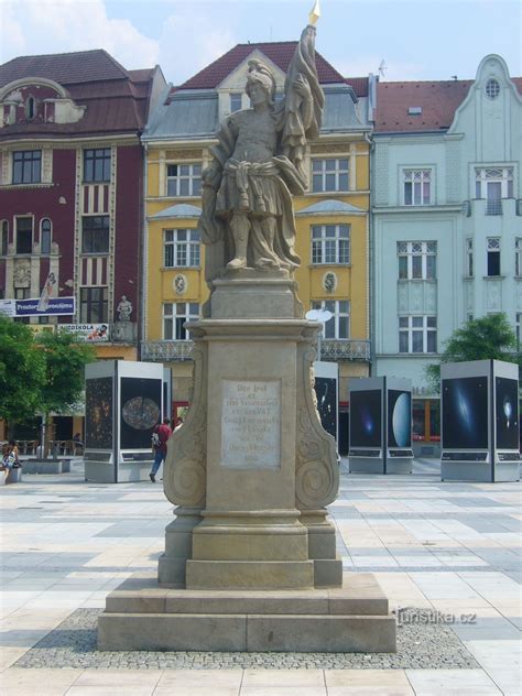 Fotografia historickej sochy svätého Floriána v exteriéri obce