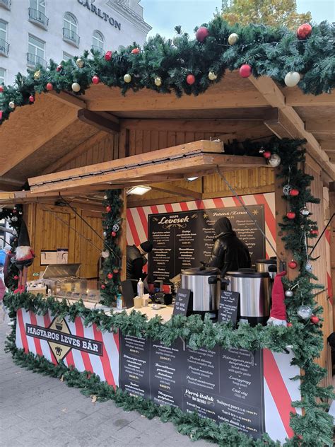 drevený stánok s tradičnými talianskymi pochúťkami na vianočnom trhu v Merane