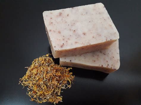 obrázok rôznych produktov Bewit, ako sú mlieka, oleje a mydlá