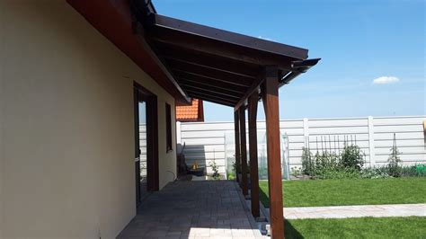 Detailná schéma usporiadania dekorácií pri vchodových dverách (girlanda, lampáš, prútený kôš s drevom)