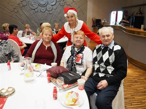 Tematické foto: rodina a priatelia oslavujúci Silvester v zasneženej krajine alebo útulnom interiéri