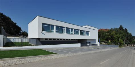 exteriér spoločenskej sály s parkoviskom