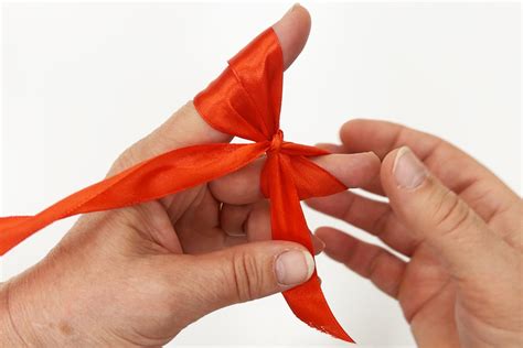 Schéma viazania klasickej mašle zo stuhy na darčekovej krabici