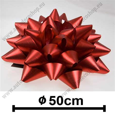 Fotografia dvojitej mašle na darčekovej krabici, zdôrazňujúca luxusný vzhľad