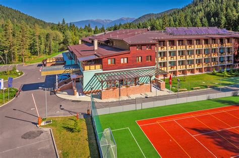 Alexandra Wellness Hotel v Liptovskom Jáne - celkový pohľad na hotel uprostred prírody