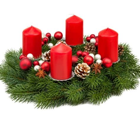 Klasický ihličnatý adventný veniec s červenými alebo bielymi sviečkami