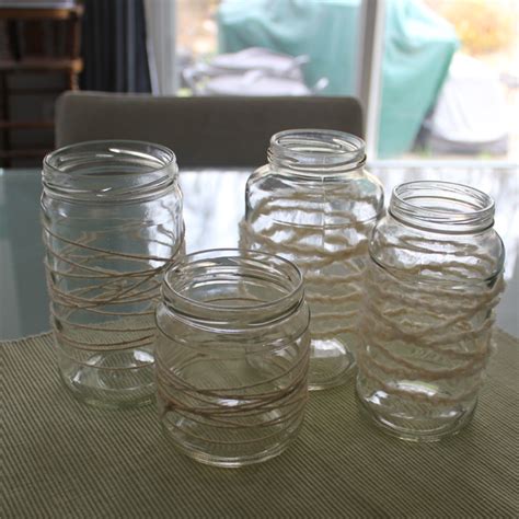 Jednoduchý svietnik zo zaváraninového pohára so stuhou