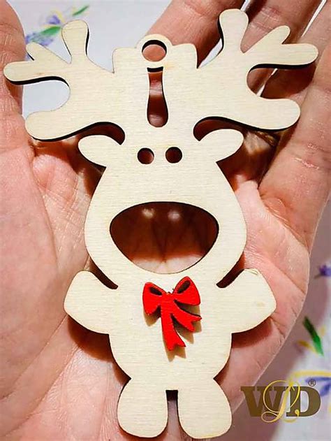 Vianočný sobík namaľovaný na pohári