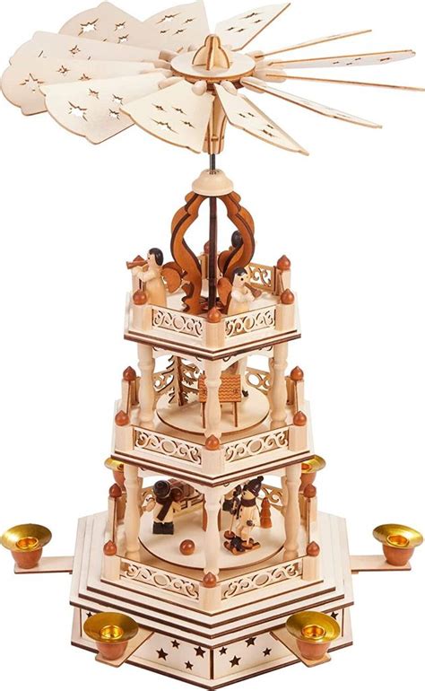 Vianočná pyramída so sviečkami a vyrezávanými figúrkami