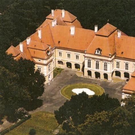 Ilustračná fotografia romantického kaštieľa s parkom