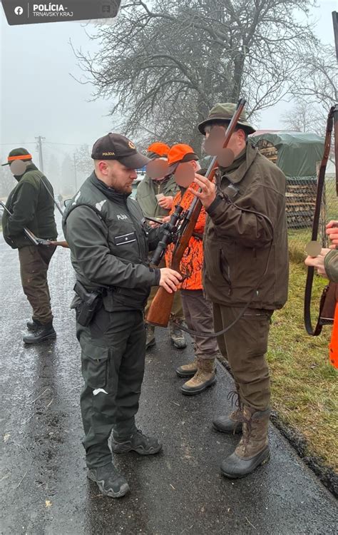 Skupina poľovníkov pred spoločnou poľovačkou s ukážkou dokumentov
