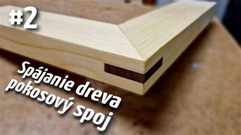Makro záber na textúru borovicového dreva a spoje krabice